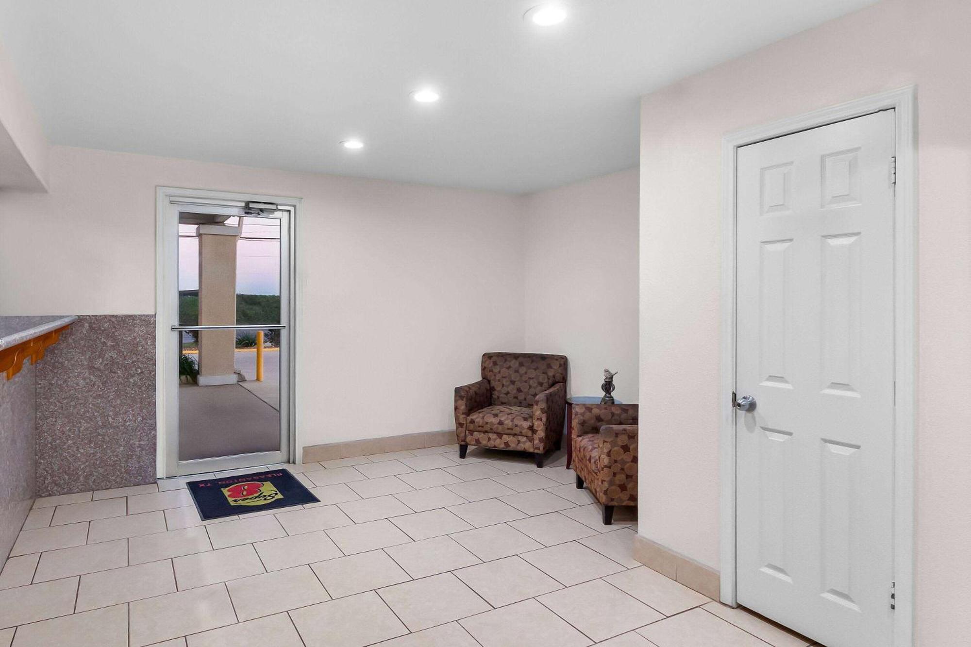 Super 8 By Wyndham Pleasanton Μοτέλ Εξωτερικό φωτογραφία