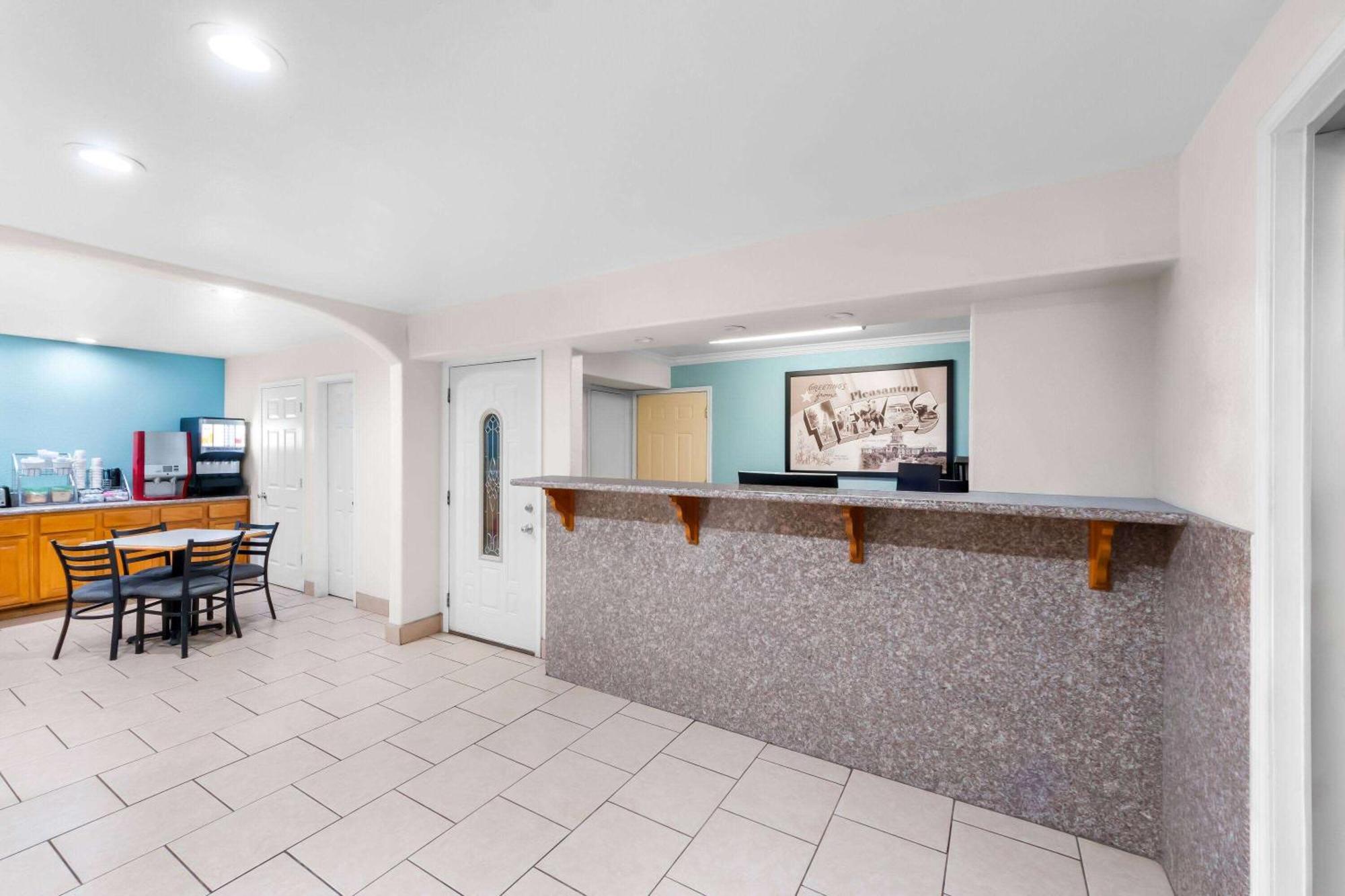 Super 8 By Wyndham Pleasanton Μοτέλ Εξωτερικό φωτογραφία