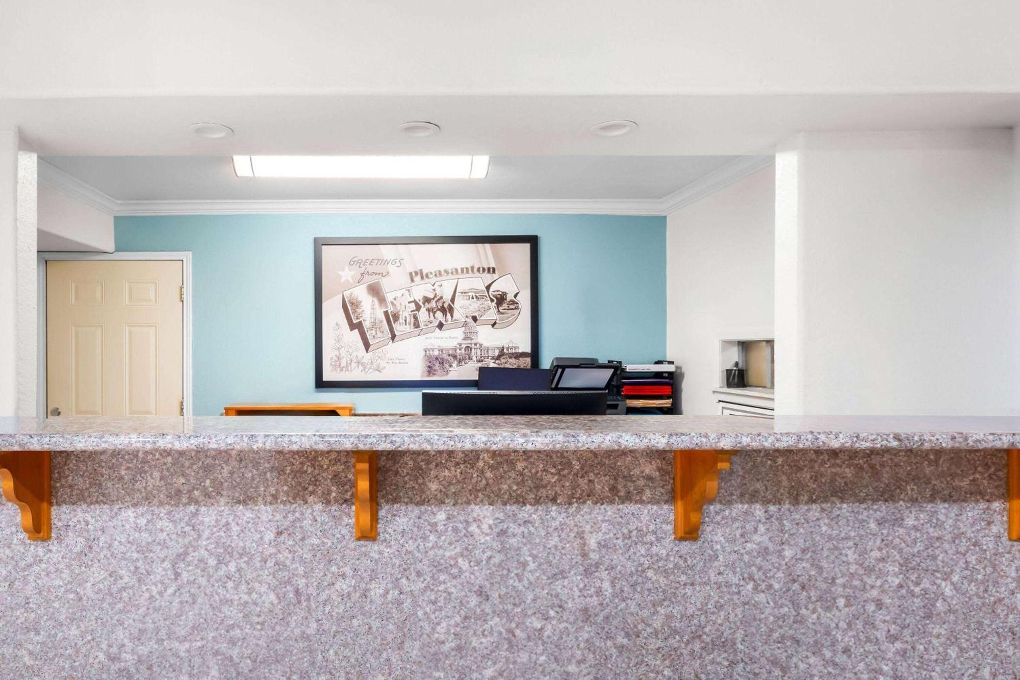 Super 8 By Wyndham Pleasanton Μοτέλ Εξωτερικό φωτογραφία